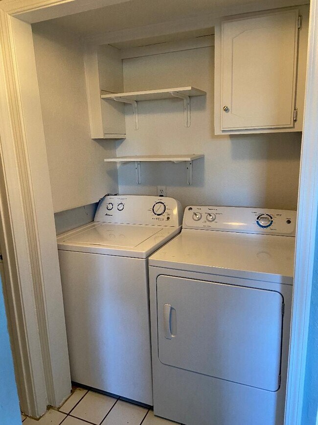 Building Photo - 2125 Beaumont Dr