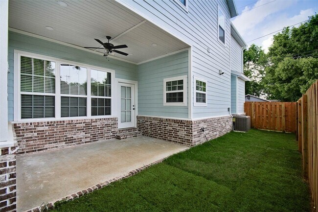 Building Photo - 502 W Persimmon St