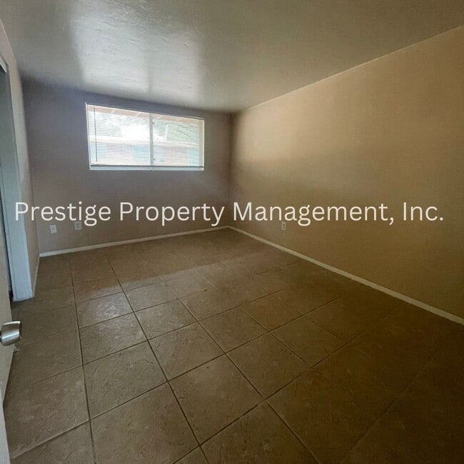 Building Photo - 812-812 E Holaway Dr