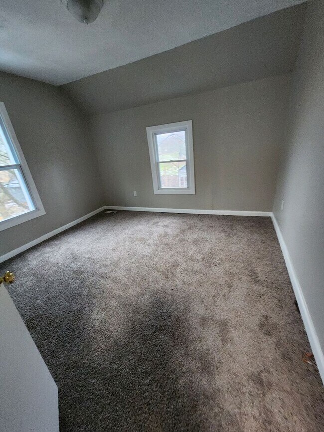 Building Photo - 3 Bedroom House for Rent on W 25th - MOVE IN READY AND CLEAN