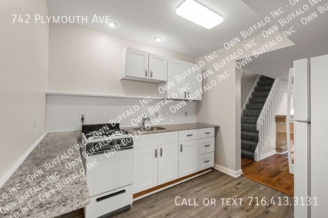 Building Photo - 742 Plymouth Ave