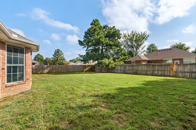 Building Photo - Bright & Beautiful 4 Bedroom Home with Fenced Yard and Modern Upgrades!