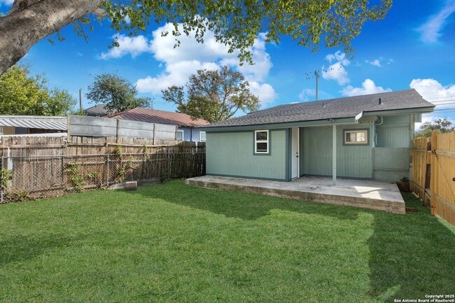 Building Photo - 2209 N Flores St
