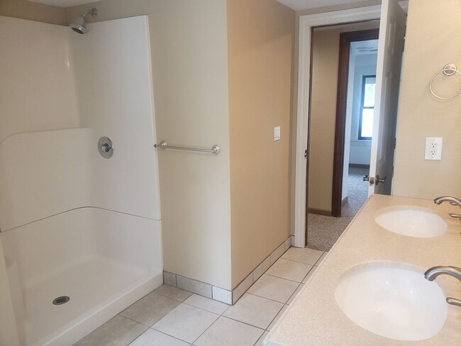 Building Photo - Large Unique House in Milwaukie with Big F...