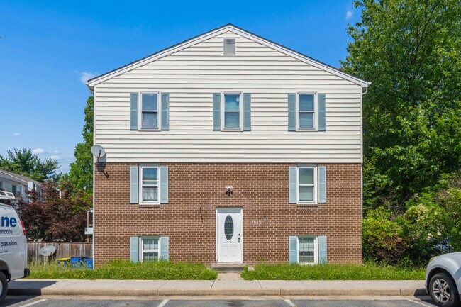 Building Photo - 1615 Colonial Way