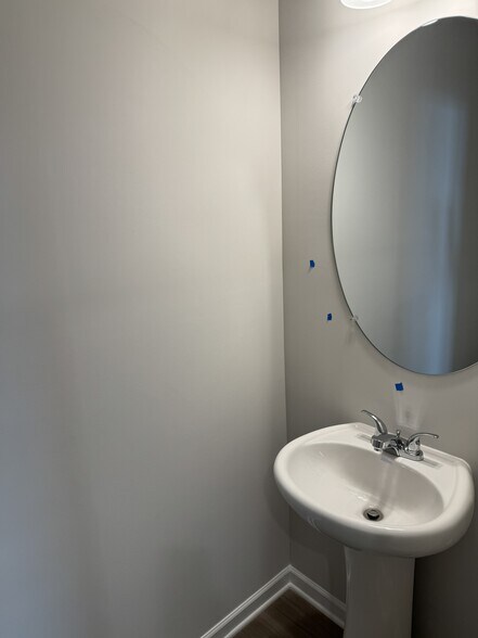 Building Photo - 9 Pineview Dr