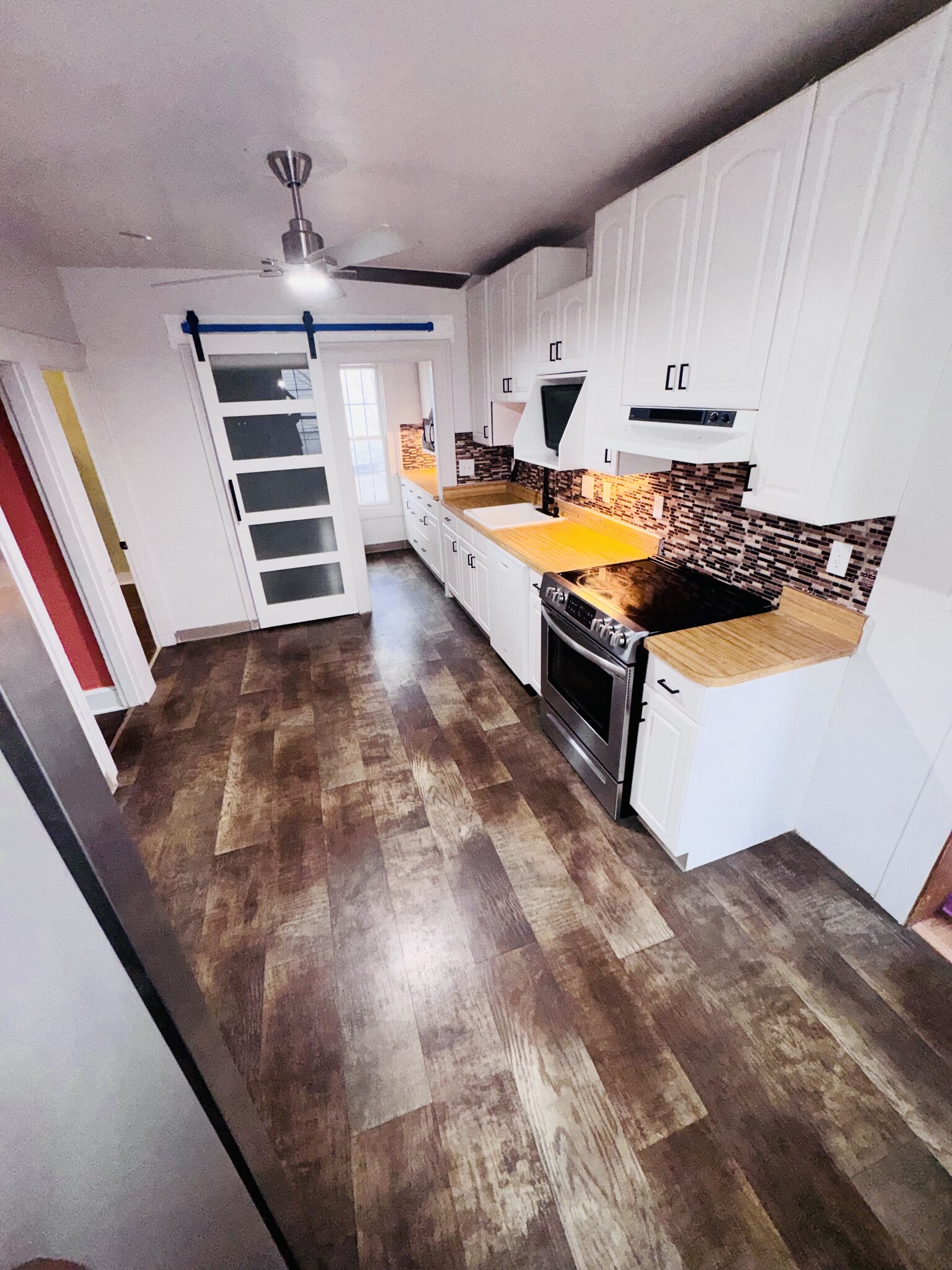 Large kitchen - 412 Pearl Lake Rd