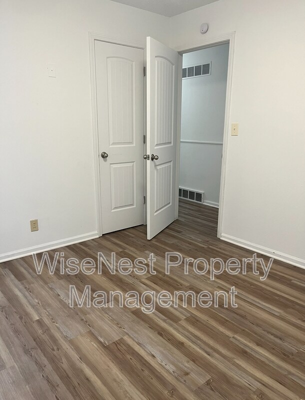 Building Photo - 805 W 39 St N