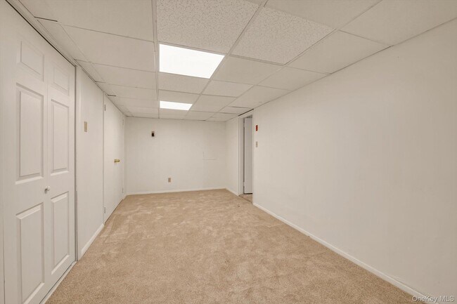 Building Photo - 16 Middle Ln