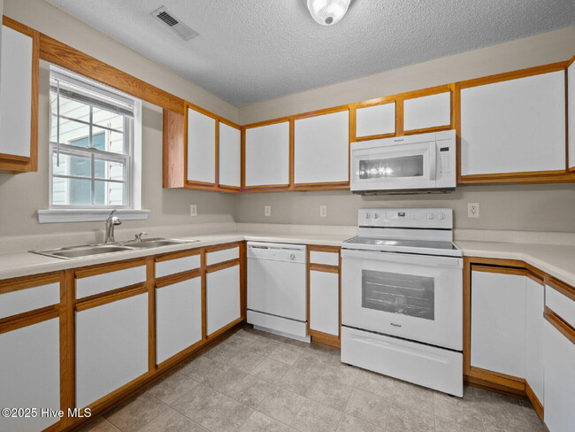 Building Photo - 51 Pirates Cove Dr