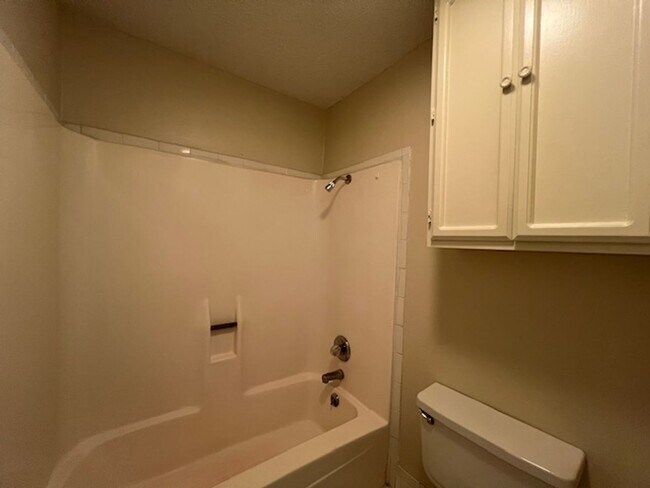 Building Photo - Quadrangle Townhome