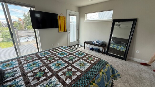 Building Photo - Upscale Furnished 2BR Townhouse in Downtow...