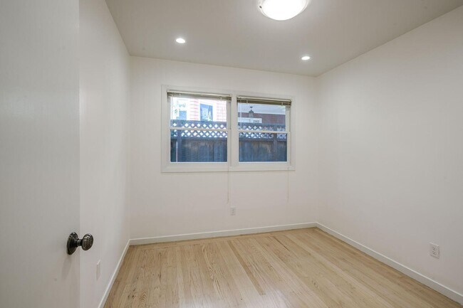 Building Photo - Beautiful 3 Bedroom / 2 Bath Single Family House in Burlingame!