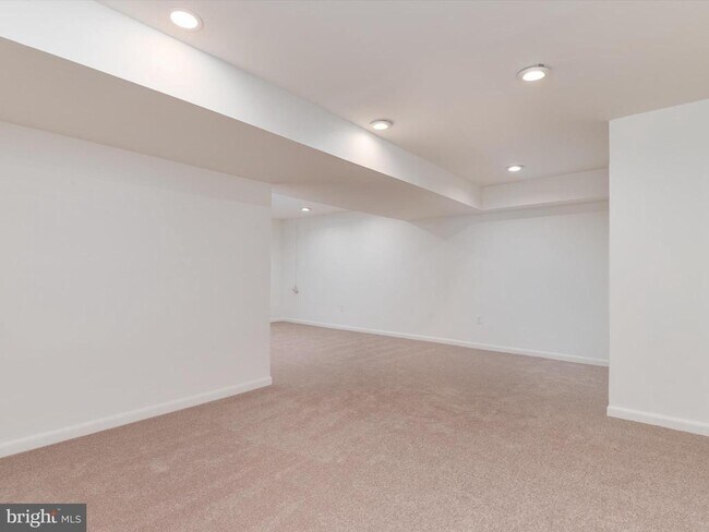 Building Photo - 402 S Cherry Grove Ave