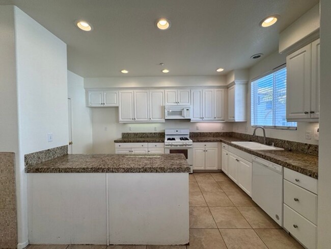 Building Photo - Spacious 3 Bedroom 2.5 Bathroom Condo in t...