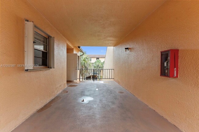 Building Photo - 430 Commodore Dr
