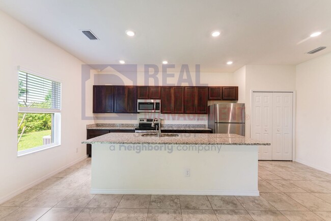 Building Photo - Amazing 3 bedroom 2 bath home in Rotonda W...