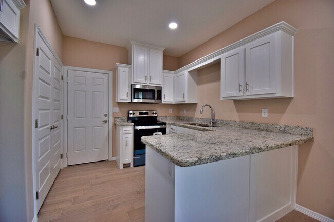 Building Photo - 2922 W Kenwood St