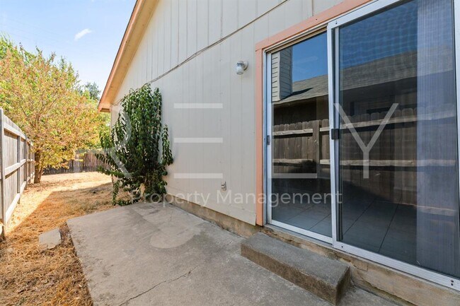 Building Photo - 409 Greenlawn Blvd
