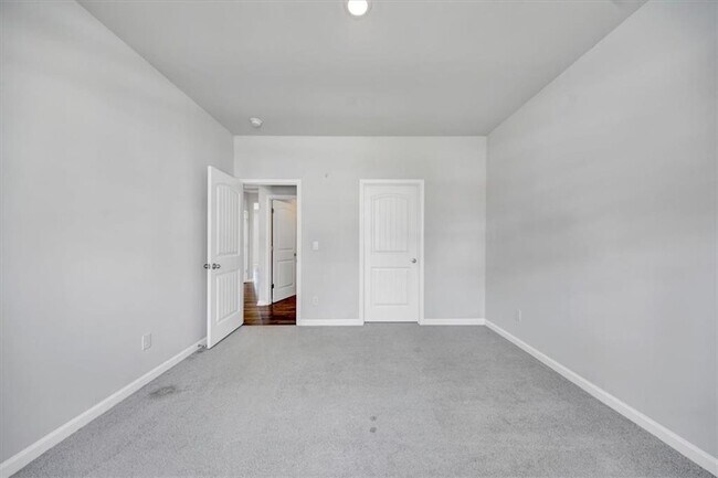 Building Photo - 167 Fernbrook Trl