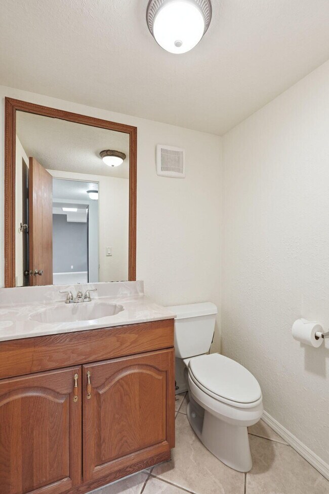 Building Photo - 430 Commodore Dr