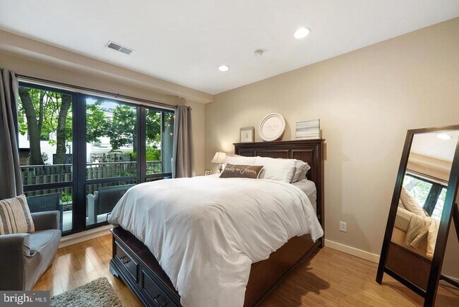 Building Photo - 934 N 3rd St