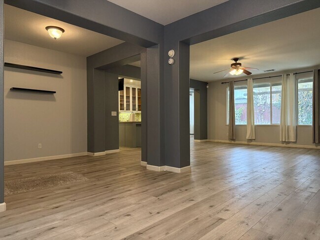 Building Photo - Polished and Chic 4/2 Available NOW!!