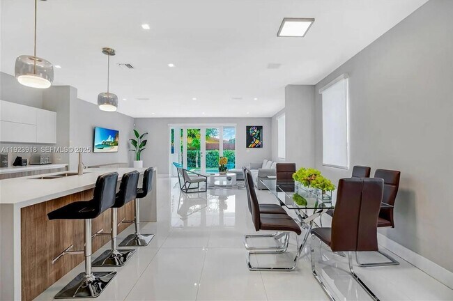 Building Photo - 3657 SW 26th St