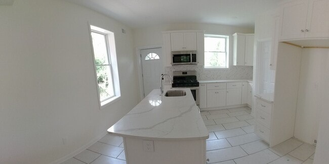 Building Photo - 4 Bedroom 3.5 Bath Home