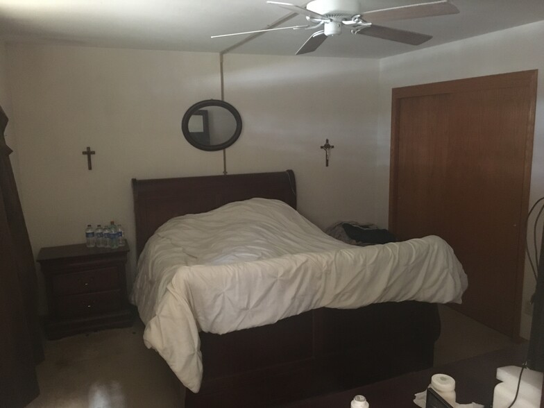 Large master bedroom w/sit down vanity - 4748 S 124th St