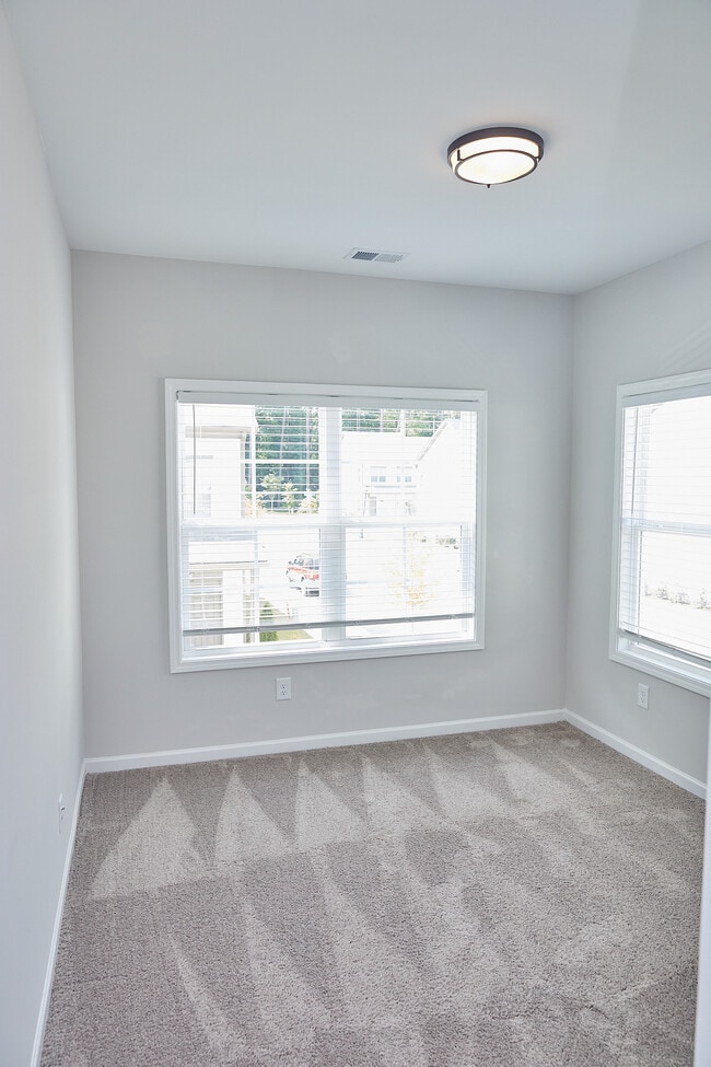 Building Photo - 2890 Regal Park Dr NW