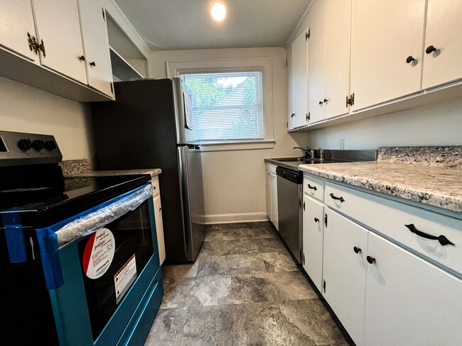 Building Photo - Gorgeous Greensboro 3 Bedroom 2 Bathroom H...