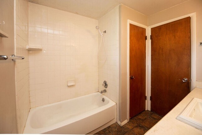 Building Photo - Charming 4 Bedroom, 1.75 Bath Brick Ranch Near Old Town!