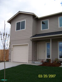 Building Photo - Nice 3bd/2.5bth Town home in White City!!