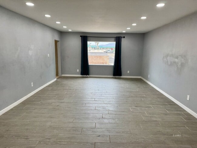 Building Photo - 419 E 7th St