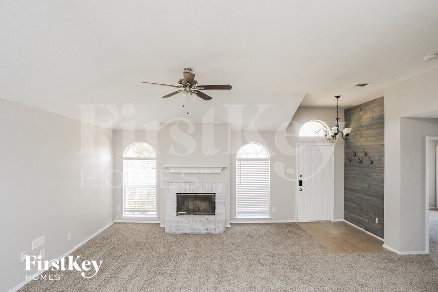 Building Photo - 2505 Hidden Springs Dr