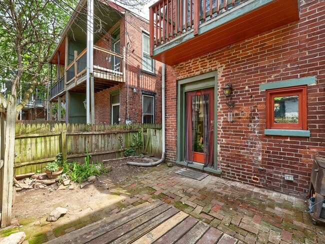 Building Photo - Large 2BR/2BTH house on Penn St!