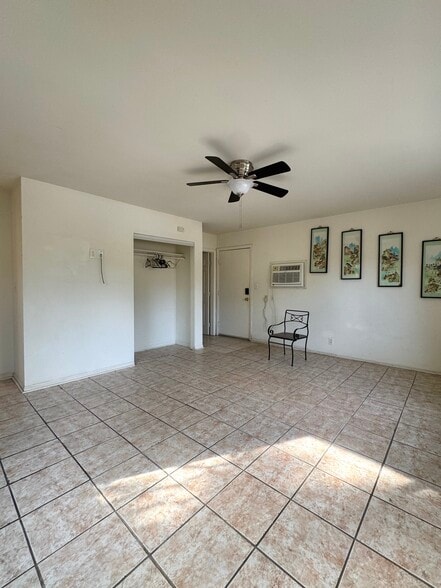 Building Photo - 2411 1/2 N Beachwood Dr