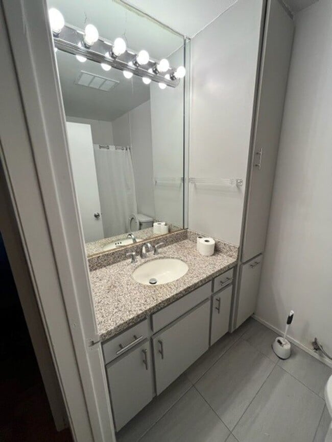 Building Photo - White Property