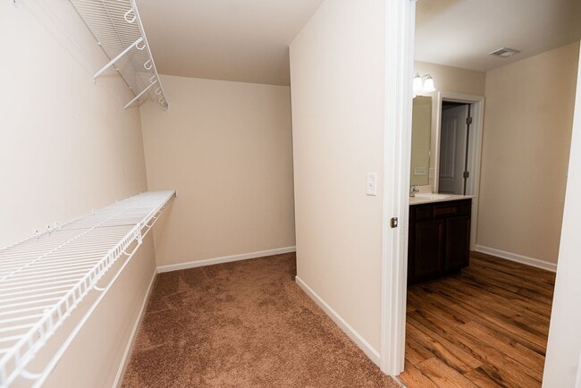 Building Photo - Spacious 5 Bedroom, 3 bath home in Greensboro with 2 car garage