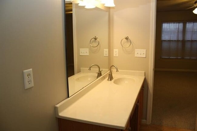 Building Photo - CUTE 3 BEDROOM IN COLONY PINES
