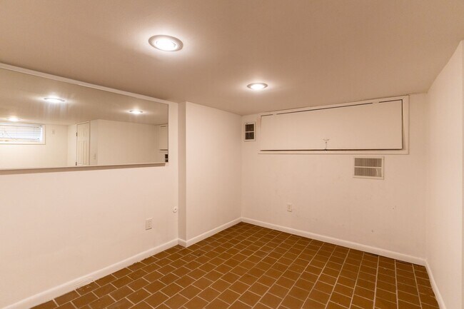 Building Photo - 804 S Warnock St