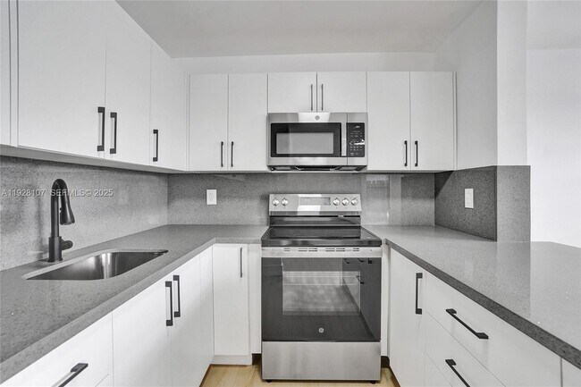 Building Photo - 1960 SW 68th Way