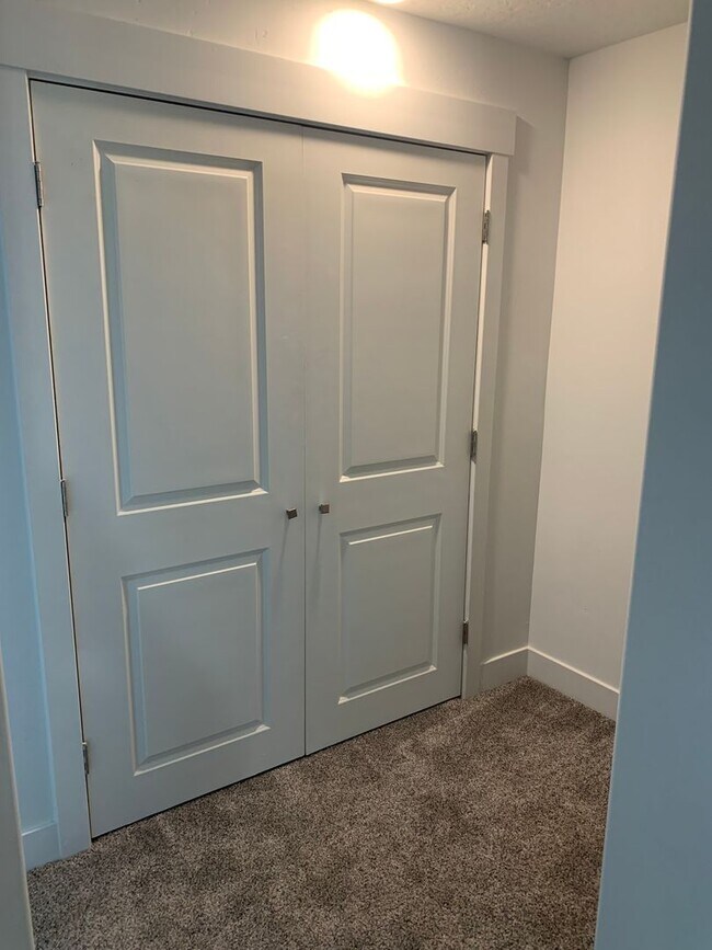 Building Photo - Beautiful Willow Point Townhome