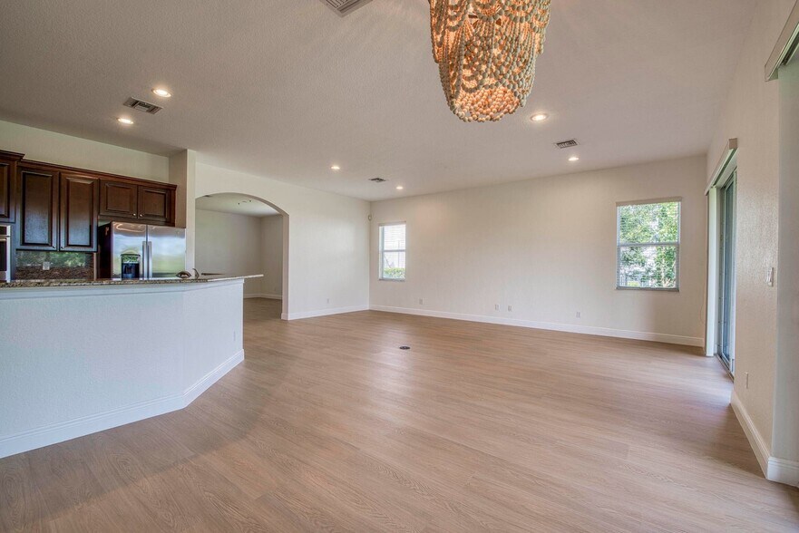 Building Photo - 172 Manor Cir