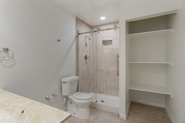 Building Photo - Spacious & Modernized Duplex Living in Southwest Fort Worth