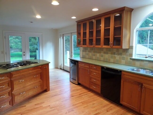 Building Photo - GREAT NEW PRICE! Gorgeous 6-Bedroom Home o...