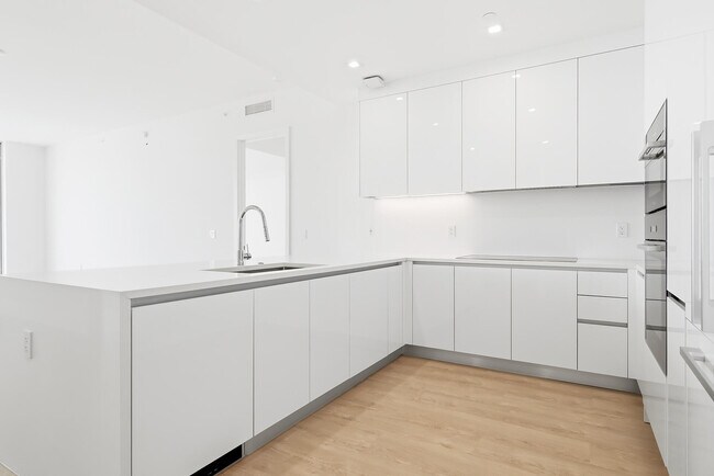 Building Photo - 220 Lake Shore Dr