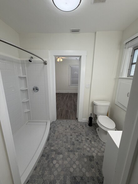 Building Photo - 2 Bed/1.5 Bath