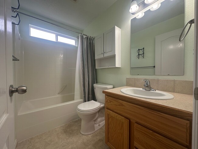 Building Photo - Nicely appointed 3bed, 2bath, 1,295sq.ft. ...